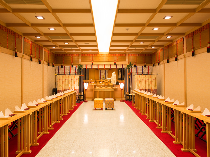 祭壇を正面に望む館内神殿「出雲殿」