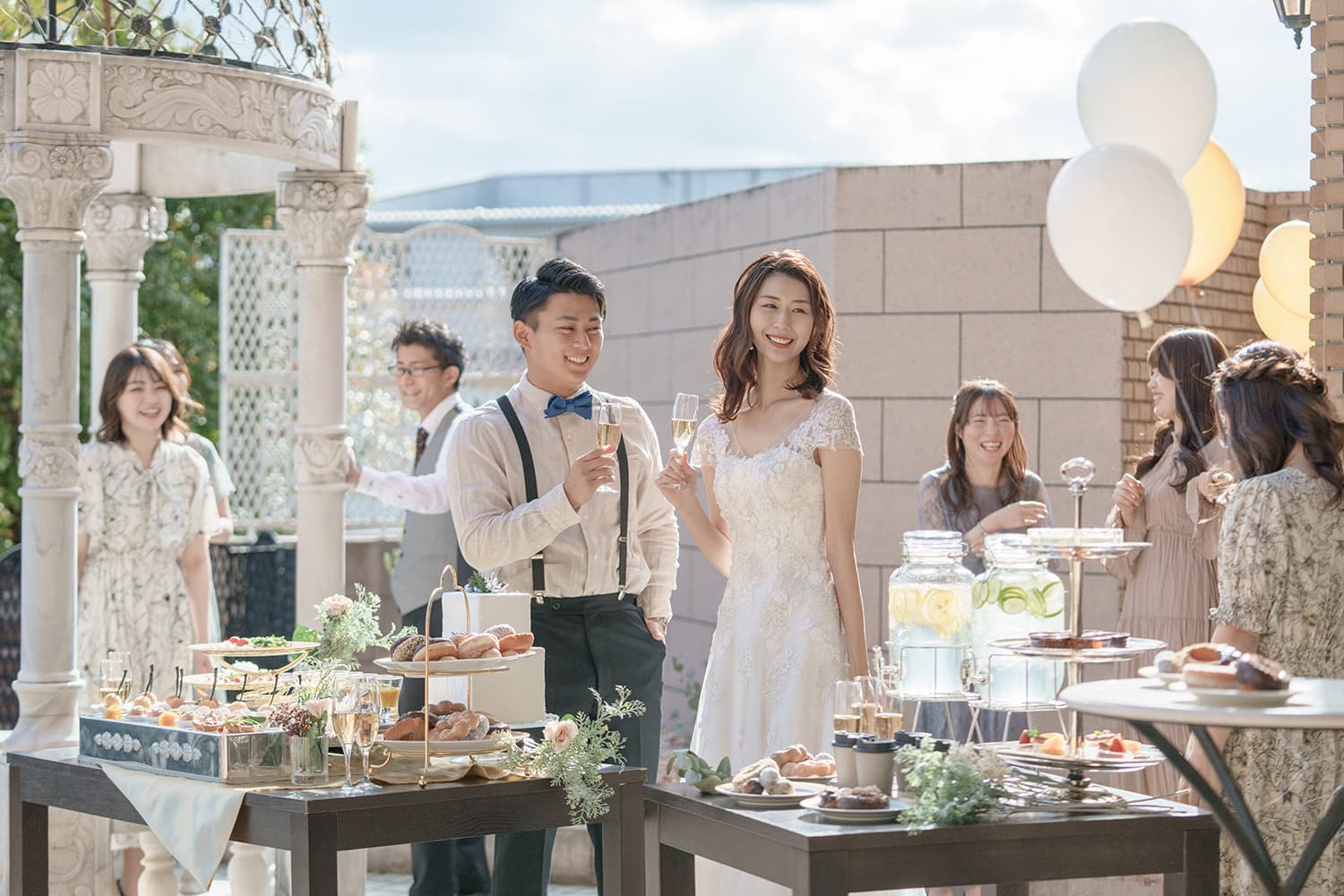 ガーデンでゲストと乾杯する新郎新婦